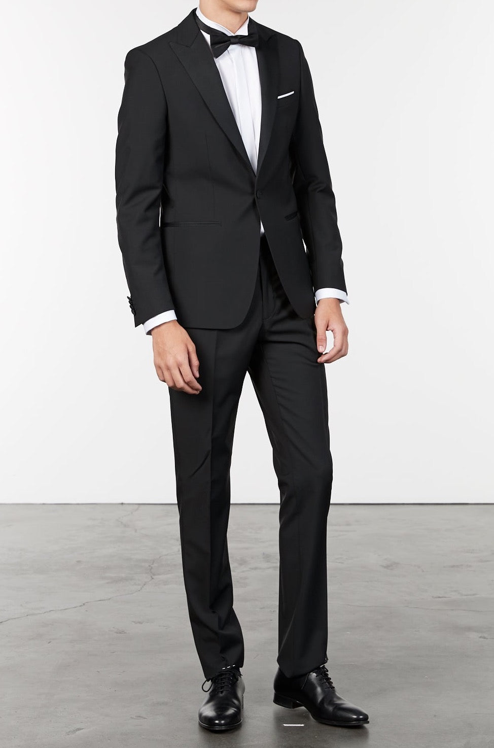 Litan wool tuxedo with pointed collar