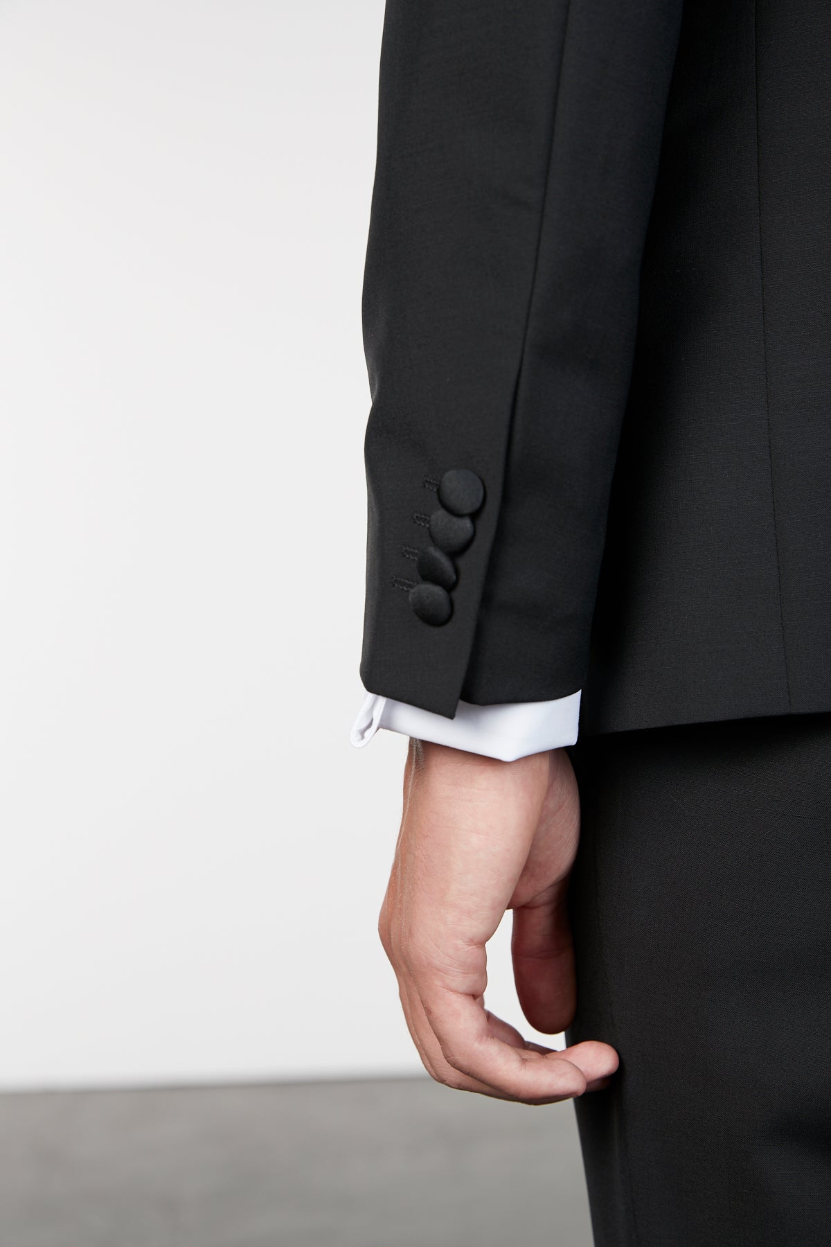 Litan wool tuxedo with pointed collar