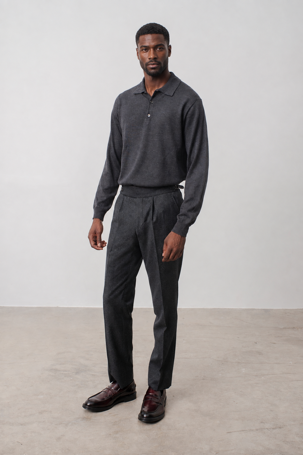Pantalon en laine Charles double boucle anthracite porté par un mannequin